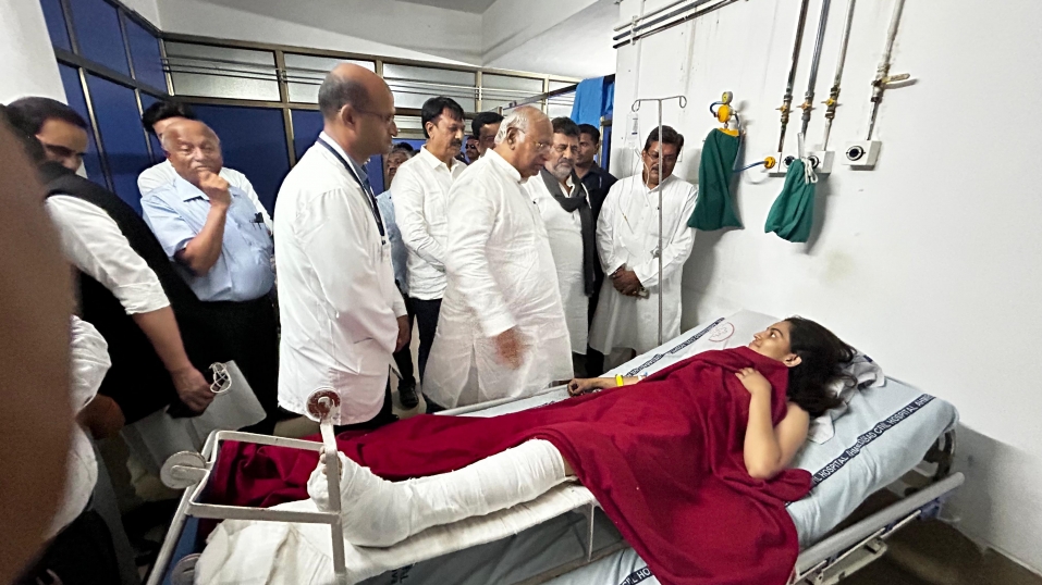 कांग्रेस अध्यक्ष Mallikarjun Kharge ने अहमदाबाद में हुए भीषण विमान हादसे के घायलों से मुलाकात की

